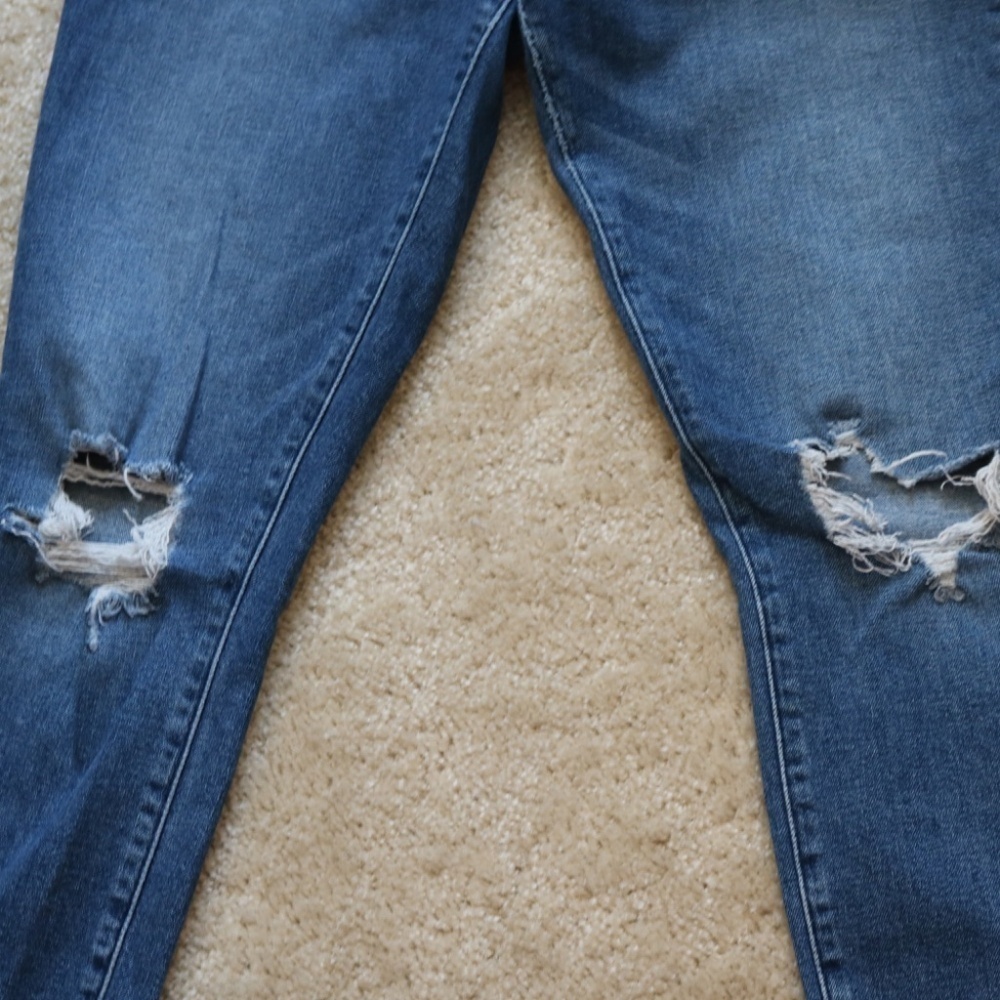 Abercrombie & Fitch High Rise Distressed Blue Jeans - Picture 2 of 6